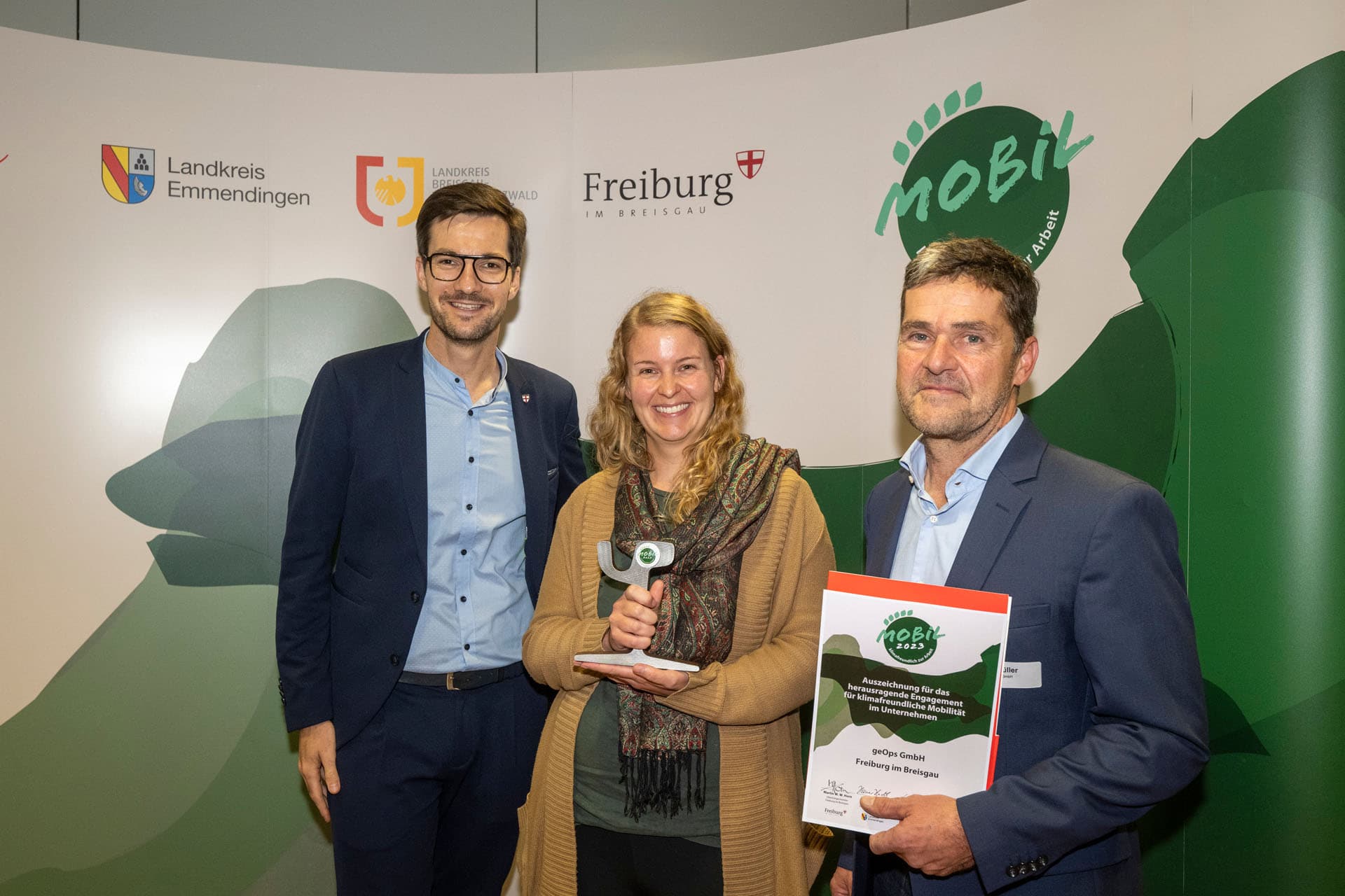 Elke nimmt 2023 das MobilSiegel* für geOps entgegen Elke nimmt das MobilSiegel* 2023 für geOps entgegen
